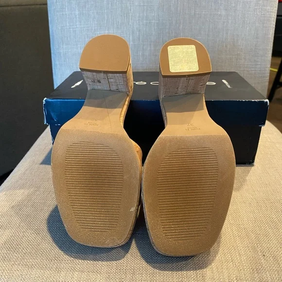 NWT Andre Assous Tan Cork Block Heel Sandals - Picture 4 of 5